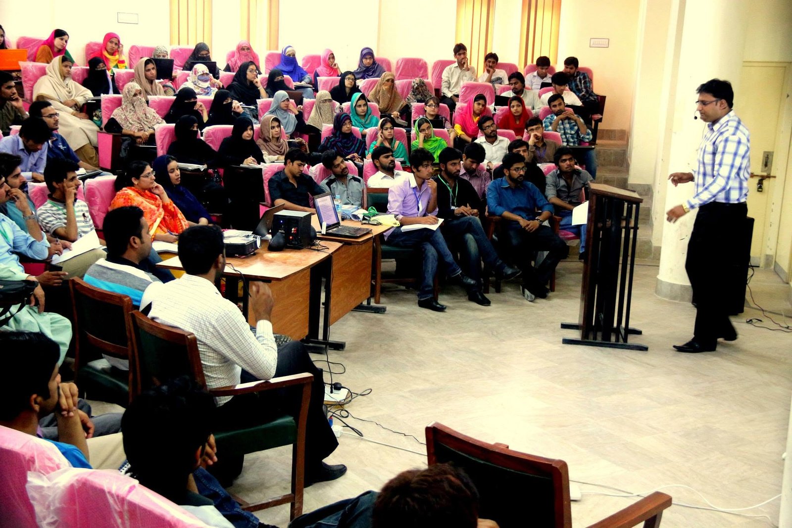 Ghulam Sarwar delivering a lecture to a full university auditorium